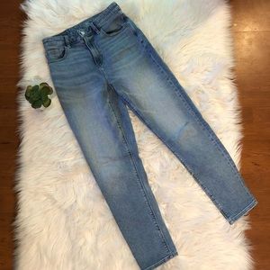 🍂 American Eagle High Rise Mom Jeans
